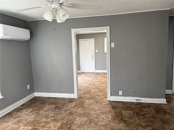 4th image of 701 W Lakeside Dr