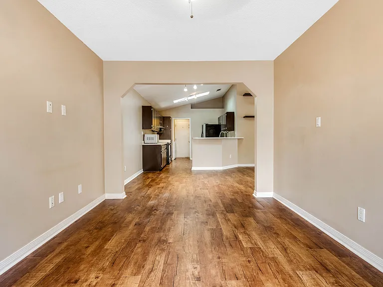 2060 Cambridge Cir — Photo 10