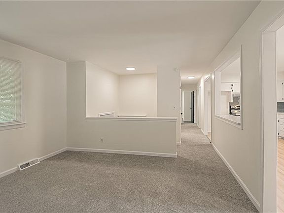 5th image of 709 S Oak St