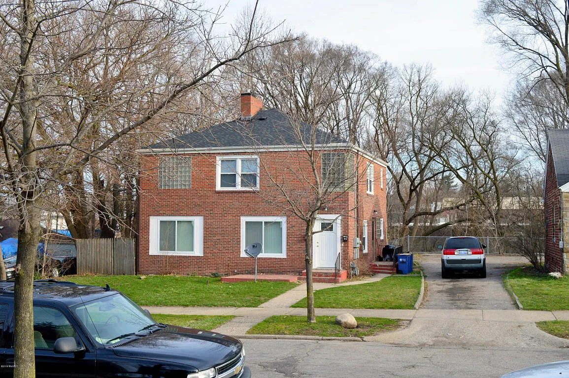 817 Dickinson St SE photo 1