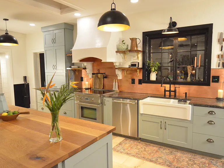 Fully renovated and well equipped kitchen.