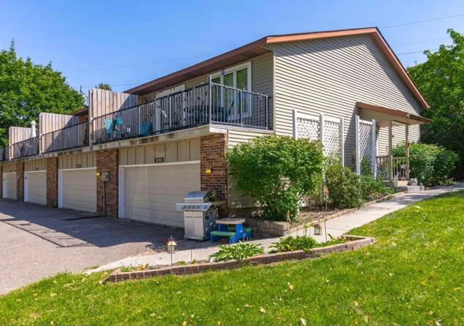 3BR/2Bath Townhome Available Early Sept! — Photo 2
