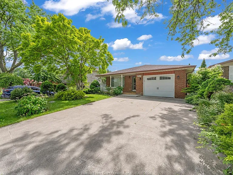 2823 Garvey Cres — Photo 1