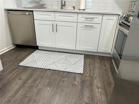 3rd image of 3061 Oakridge F #3061