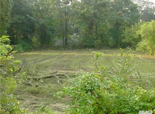 37 Branglebrink Rd, Saint James, NY 11780