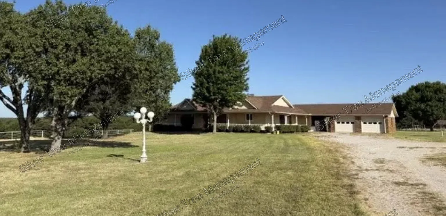 4 bed, 3.5 bath, 2996 sqft, $2,800 — Photo 1