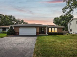 1215 Western Trl, Mukwonago, WI 53149