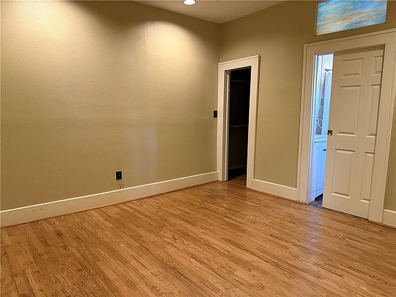 5th image of 402 Clifford St