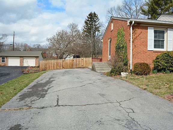 3rd image of 945 Cardinal Dr