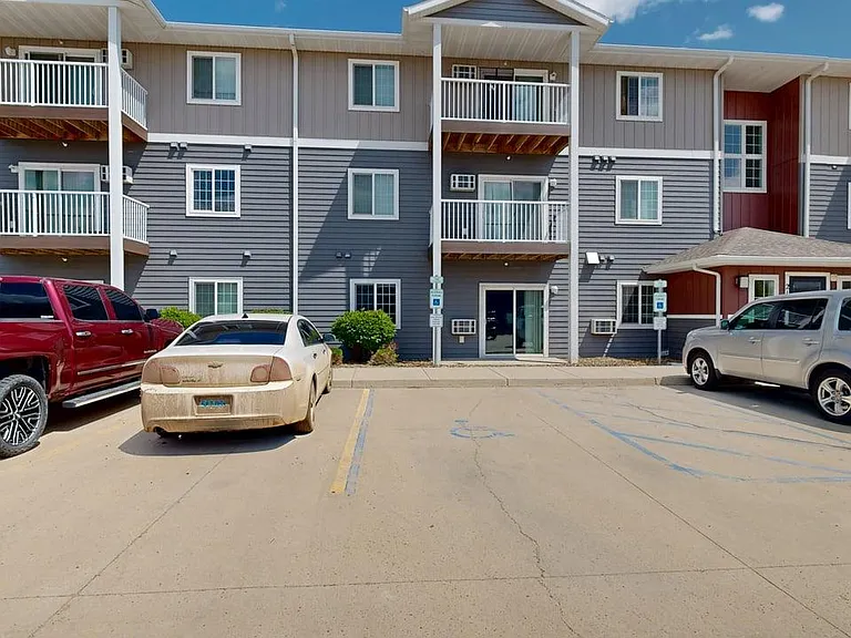 Bakken Ridge Apartments — Photo 38