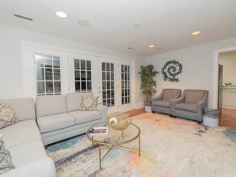 944 Lakeview Dr — Photo 6