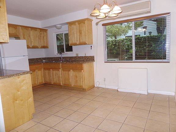 3rd image of 818 W Huntington Dr APT 2