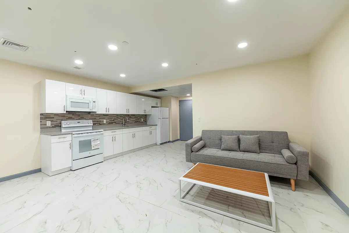 Building Photo - 216 N River St #203