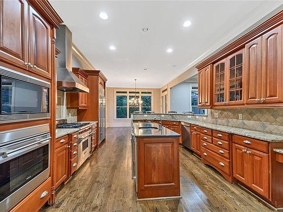 4th image of 2352 Loraine St NE