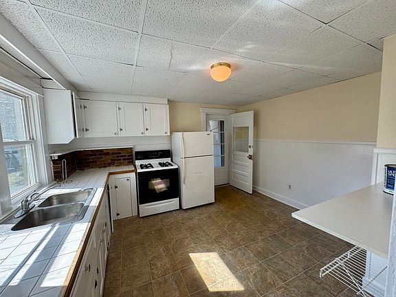 3rd image of 16 Badger Ave Floor 1