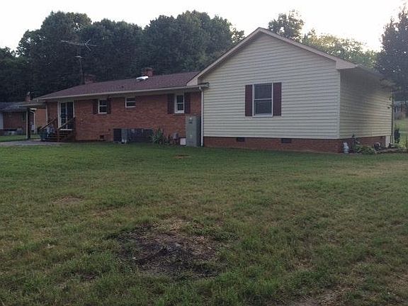 4th image of 3023 Lake Dr