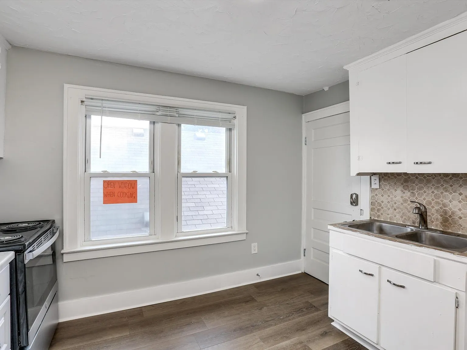 1565 Oak St — Photo 4