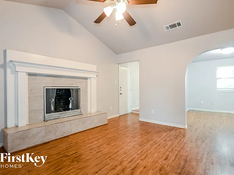 302 Shorewood Dr — Photo 3