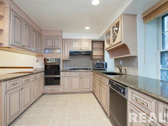 4th image of 51 W 94th St APT A
