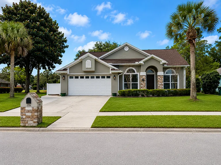 2126 Hovington Cir W — Photo 3