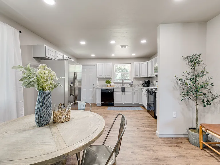 2841 Cambridge Ct — Photo 15
