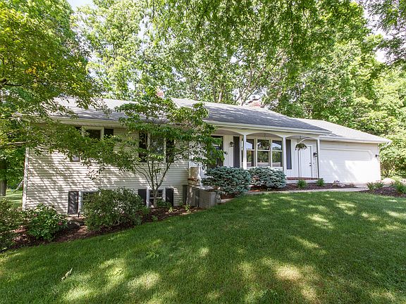 3rd image of 821 Geneva Dr