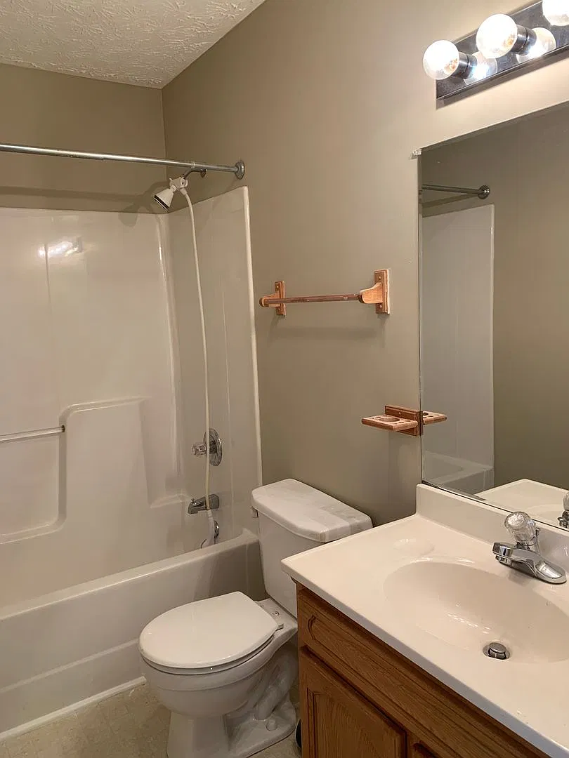 Handyman Special 3BR 2BA with Garage — Photo 3