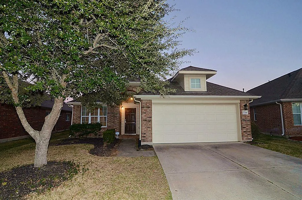 3 bed, 2.0 bath, 1880 sqft, $2,000 — Photo 1