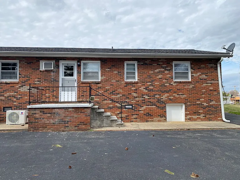 8 Lynn Terrace Ct — Photo 2