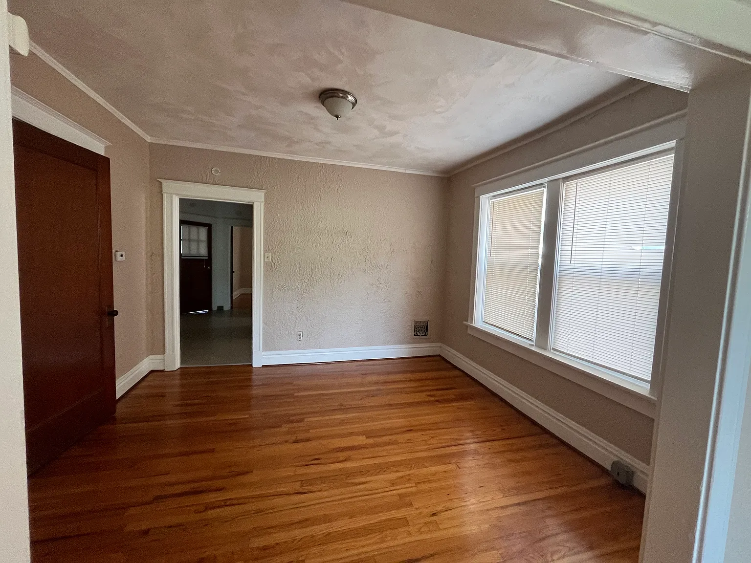 4960 Chippewa St — Photo 2