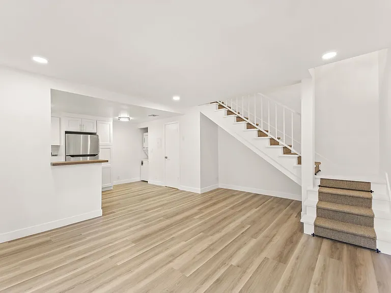 4329 Van Nuys Blvd — Photo 3