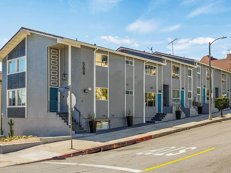 900 W College St — Photo 40