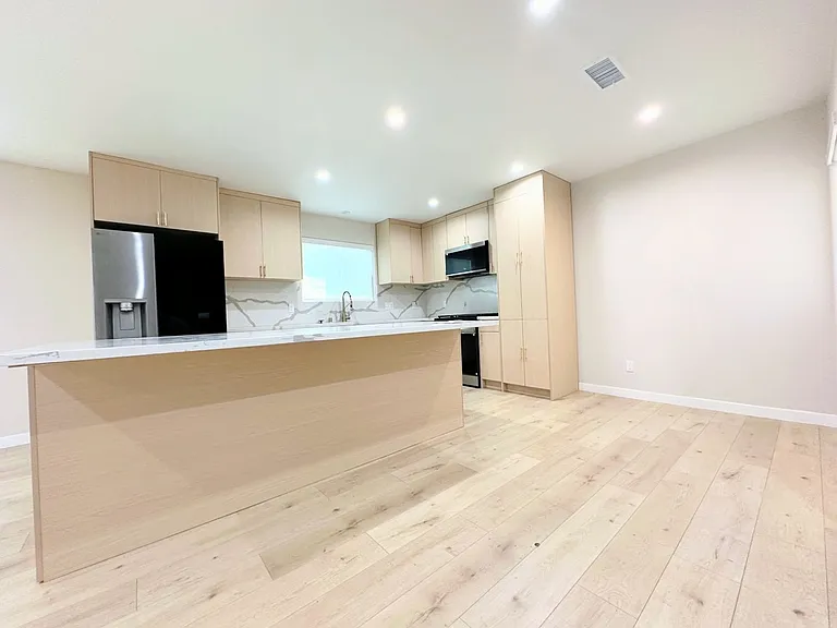 6722-6724 Hesperia Ave — Photo 18