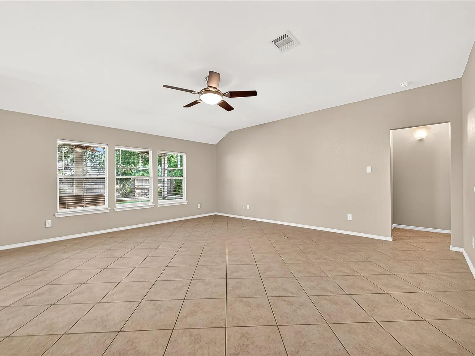 4 bed, 2.0 bath, $2,600 — Photo 3
