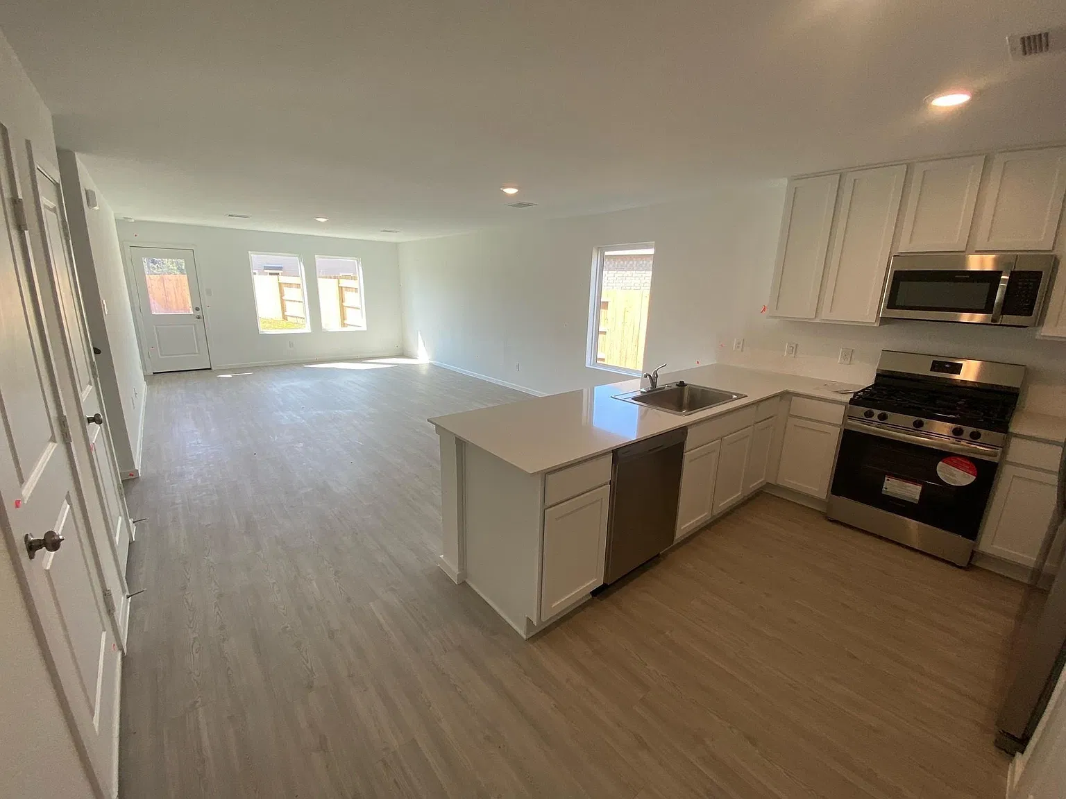 4 bed, 2.5 bath, 1918 sqft, $2,100 — Photo 4