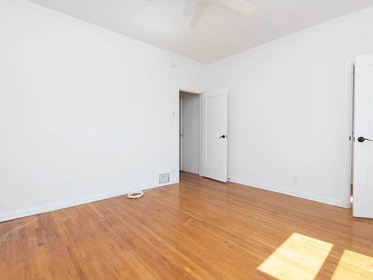 417 1/2 N Genesee Ave — Photo 24