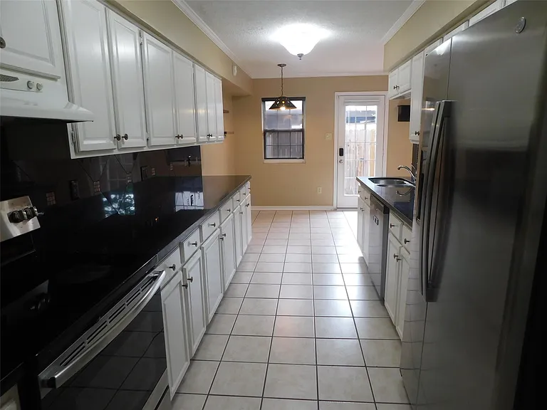 472 N Post Oak Ln — Photo 11
