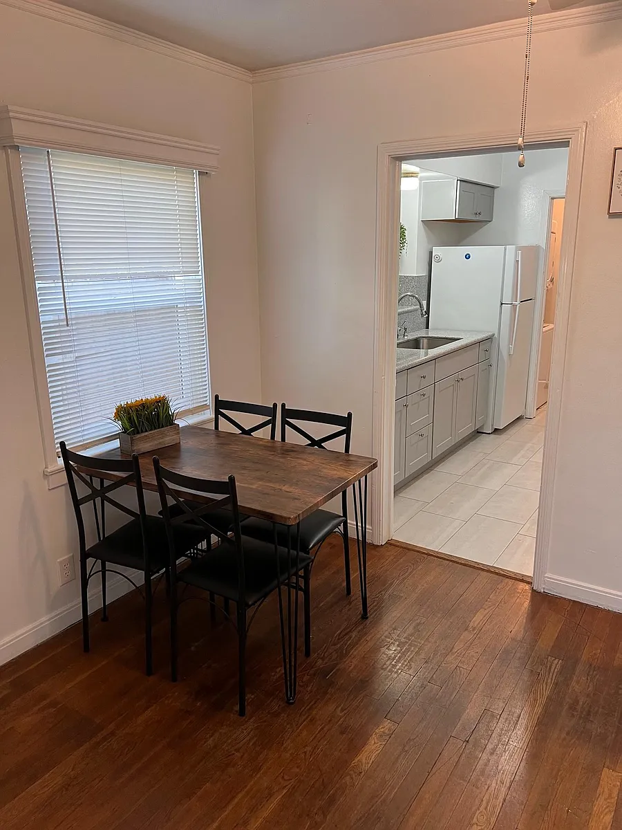Building Photo - 812 E McKinley Ave #814