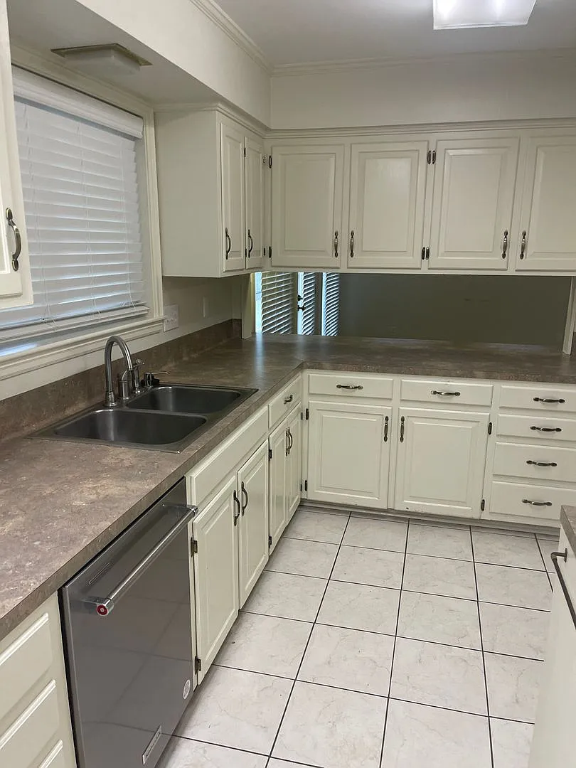 Four Bedroom, Two Bathroom , Brick House, Two Carport. — Photo 3