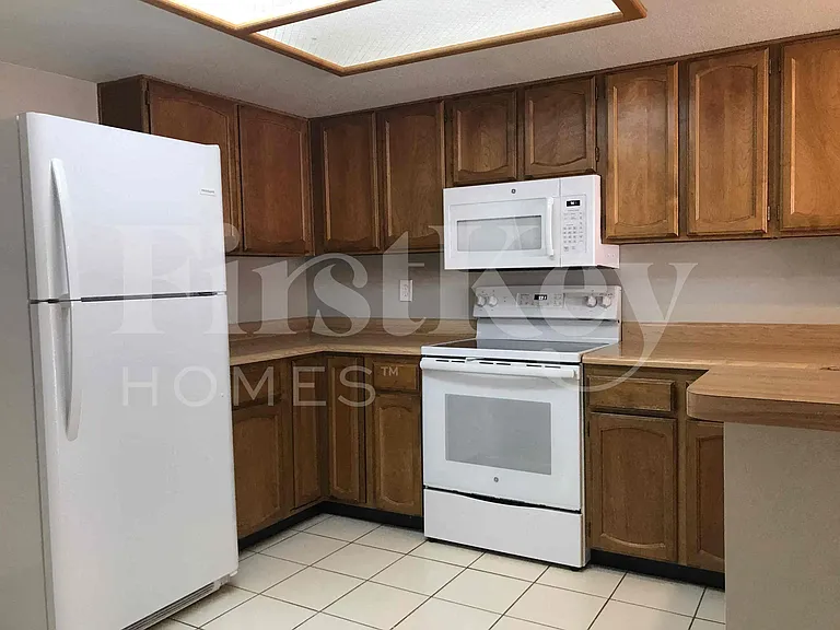 526 E Topeka Dr — Photo 7