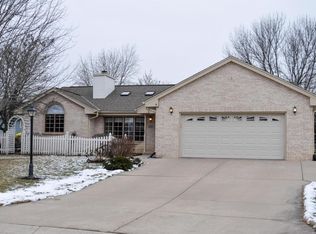 W142N4907 Fieldcrest Ct, Menomonee Falls, WI 53051