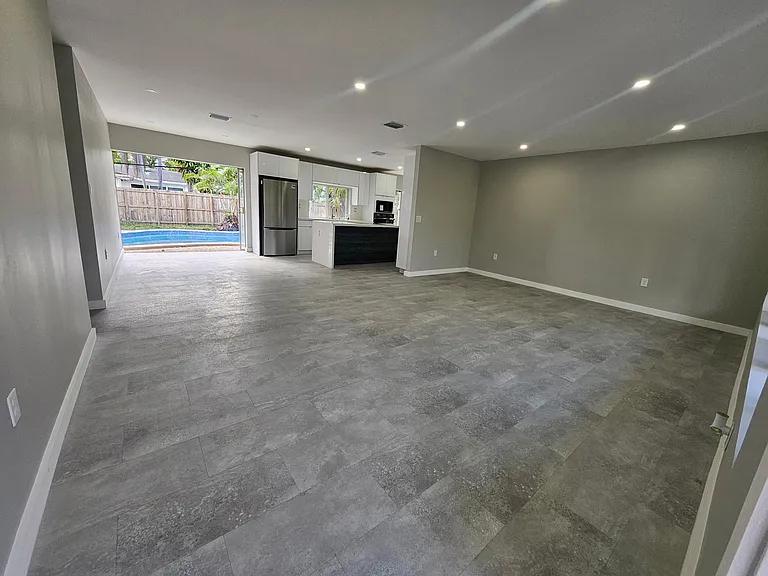 211 SW 53rd Ave — Photo 6