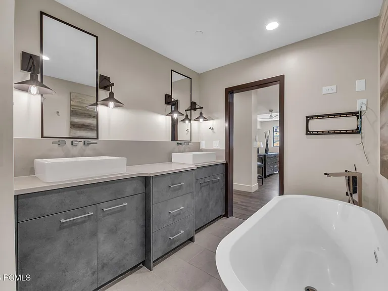 1200 W Lori Ln #C15 — Photo 8