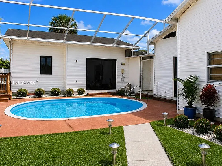 111 Poinsettia Cir NE — Photo 3