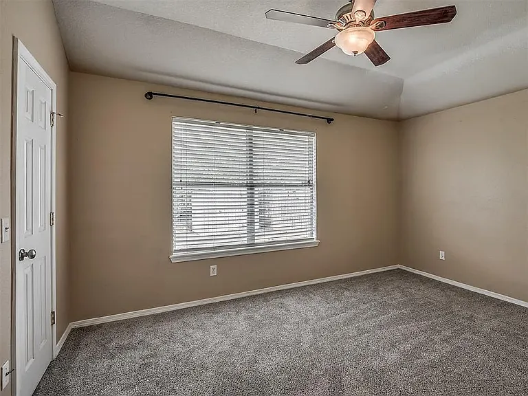 708 Peppertree Ct — Photo 2