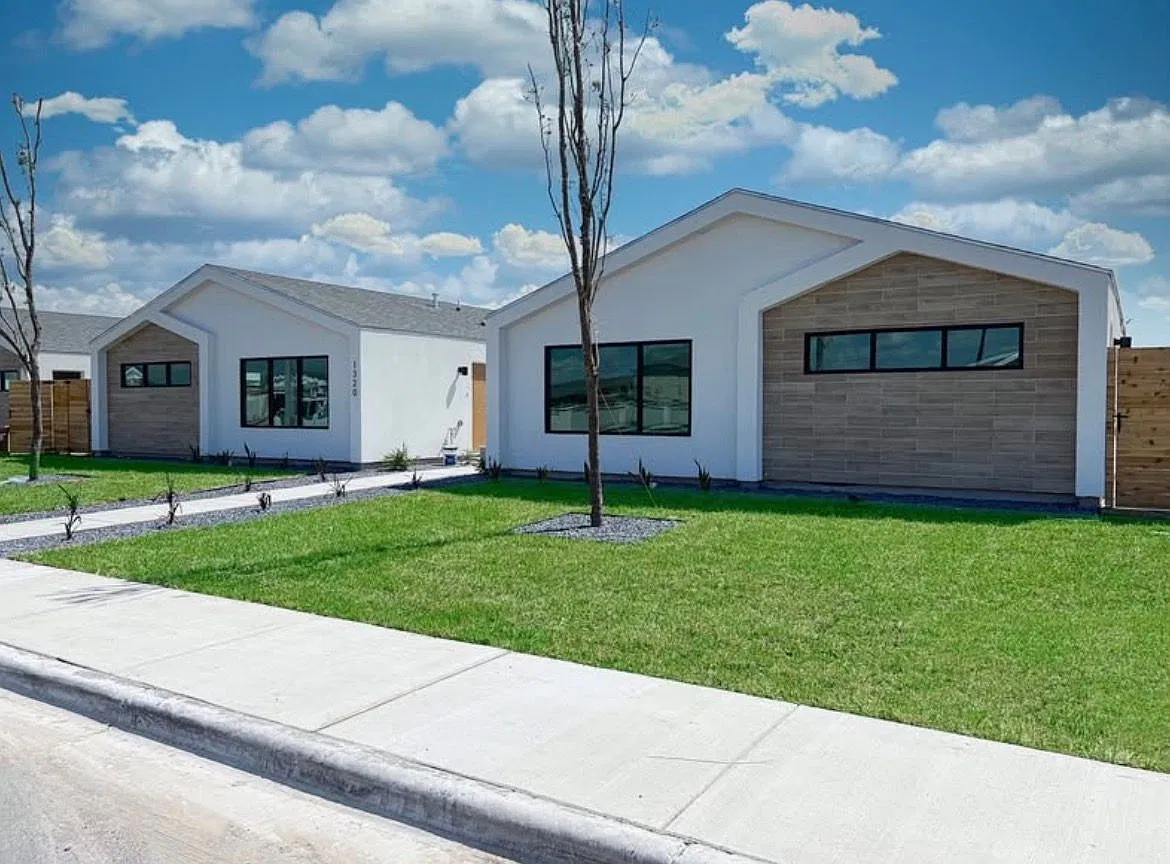 3 bed, 2.0 bath, 1200 sqft, $1,300 — Photo 1