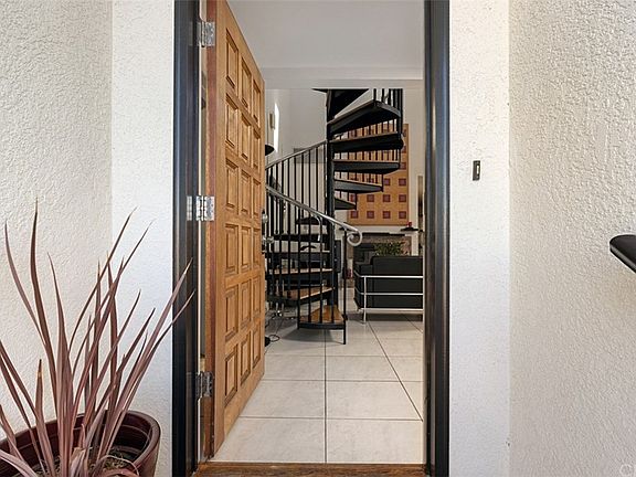 4th image of 318 La Jolla Dr