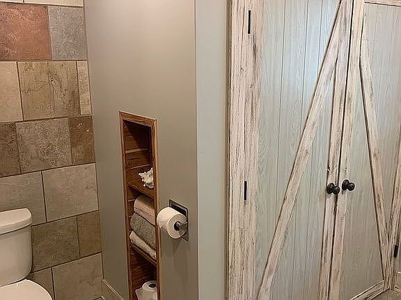 Main bath w/ laundry closet