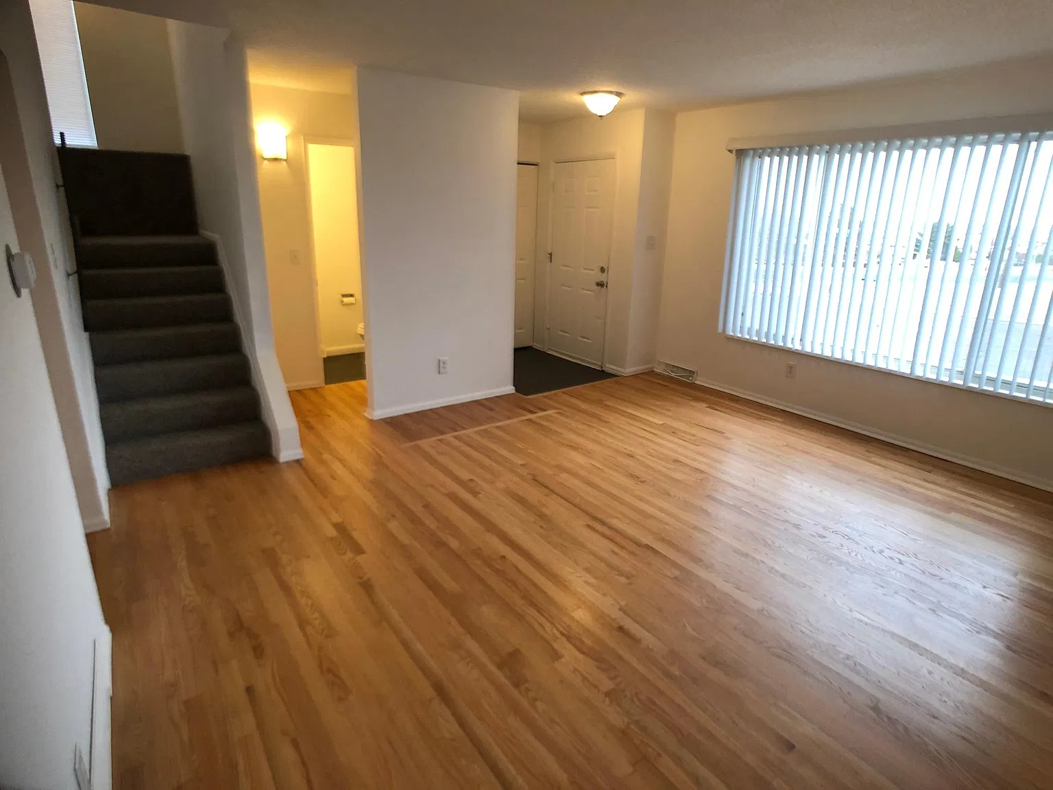 3 bed, 2.5 bath, 1408 sqft, $2,400 — Photo 3