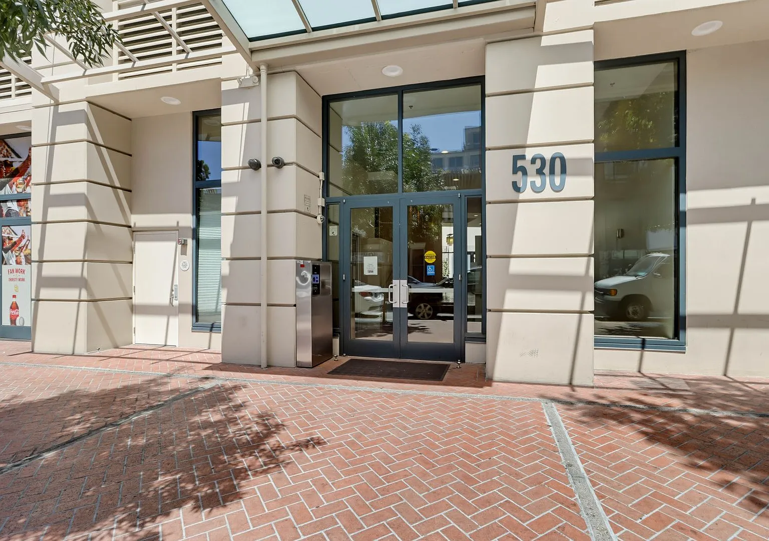 Upgraded Gaslamp 1B/1B Condo with Secured Parking, Private Balcony & Storage — Photo 2